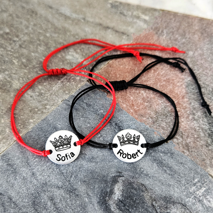 Set de 2 bratari personalizate pentru cuplu, cu nume si coronita de rege si regina, gravate pe banut din aluminiu, cu snur ajustabil, inchidere macrame [6]