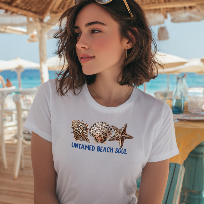 Tricou Alb din Bumbac cu Design Marin – Scoici Animal Print & Mesaj Untamed Beach Soul [2]