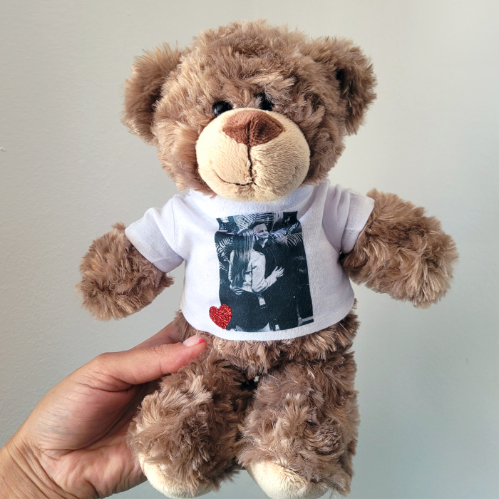 Ursulet brun din plus, cu tricou personalizat cu fotografie si inimioara [4]