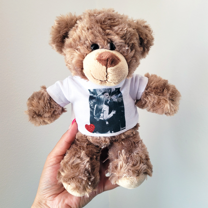 Ursulet brun din plus, cu tricou personalizat cu fotografie si inimioara [3]