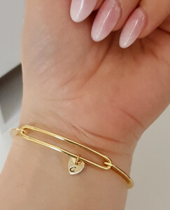 Bratara bangle placata cu aur, fixa, personalizata, cu 2 inimioare gravate cu o initiala [1]