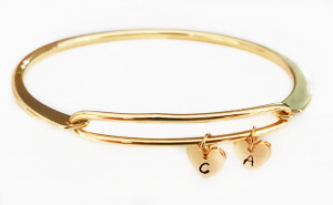 Bratara bangle placata cu aur, fixa, personalizata, cu 2 inimioare gravate cu o initiala si perla shell [4]