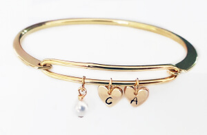 Bratara bangle placata cu aur, fixa, personalizata, cu 2 inimioare gravate cu o initiala si perla shell [2]