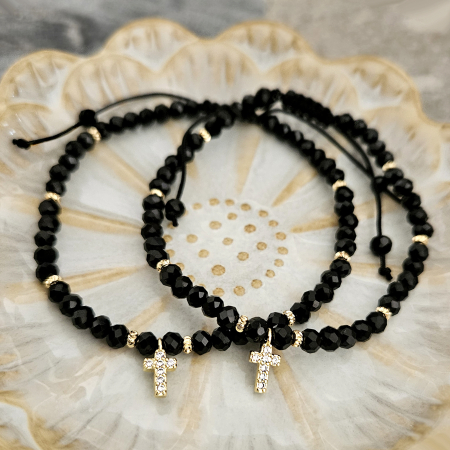 Descoperă frumusețea și eleganța discretă a acestei brățări cu cruciuliță și cristale negre, accesoriul perfect pentru femeile care iubesc combinația dintre stil modern și simboluri cu semnificație spirituală. [8]