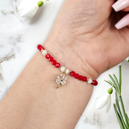 Bratari pentru EA - Bratara martisor cu trifoi cristale rosii si margele texturate placate cu aur de 18K