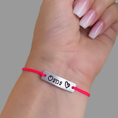 Bratari pentru copii - Bratara Curlz personalizata, cu nume gravat pe placuta din aluminiu argintiu, cu snur special si ajustabil, potrivita pentru cupluri