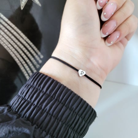 Bratari pentru copii - Bratara inimioara placata cu aur personalizata, gravata cu initiala, cu snur ajustabil macrame