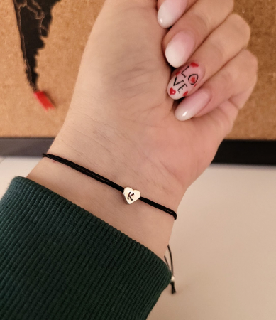 Bratara inimioara placata cu aur personalizata, gravata cu initiala, cu snur ajustabil macrame [2]