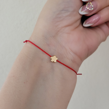 Bratara Martisor Magica - Bratara martisor cu charm floricica, placata cu aur de 18K, bratara norocoasa, cu snur rosu
