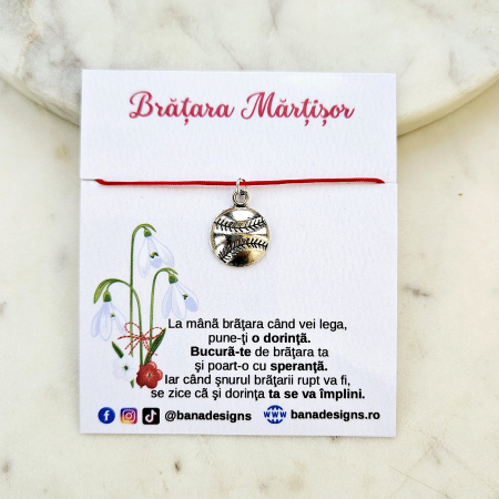 Martisoare - Bratara Martisor cu charm minge de baseball si snur rosu ajustabil