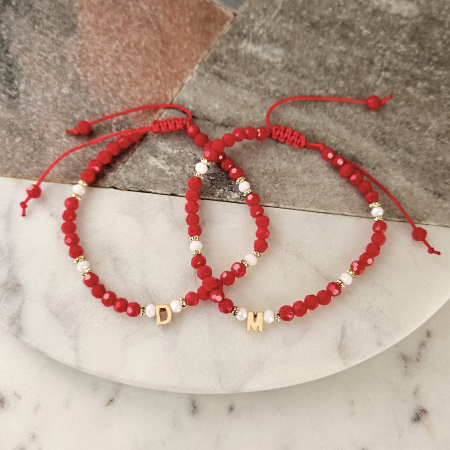 Bratara martisor cu initiala cristale rosii si margele texturate placate cu aur de 18K [2]