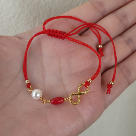 Bratara Martisor cu perla shell pearl alba, coral rosu si infinit placat cu aur [1]