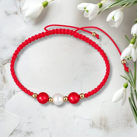 Brățară Mărțișor cu perle Shell Pearls roșii și albe de 6 mm, elemente din inox placat cu aur, șnur macrame ajustabil, ambalată elegant pentru cadou. [2]