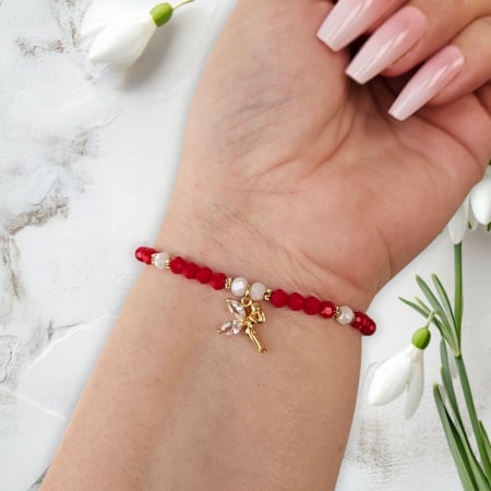Bratara martisor cu zana, cristale rosii si margele texturate placate cu aur de 18K [1]