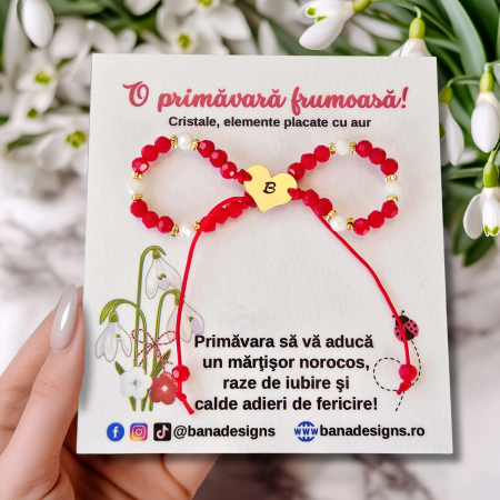 Bratari pentru EA - Bratara martisor cu inimioara cu initiala, cristale rosii si margele texturate placate cu aur de 18K