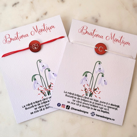 Bratari Martisor - Bratara Martisor personalizata cu initiala sau trifoi, gravata pe banut rosu, cu snur ajustabil