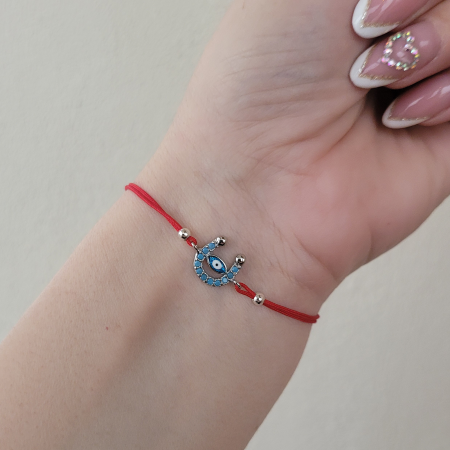 Martisoare - Bratara Martisor potcoava cu ochi protector, placata platina, decorata cu cristale Cubic Zirconia, culoare turcoaz, cu snur ajustabil de culoare rosu.