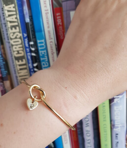 Bratara personalizata, bangle, placata cu aur, cu inimoara gravata cu initiala [6]