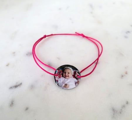 Brățară personalizată cu fotografie imprimată pe bănuț din aluminiu. Șnur ajustabil, cadou unic cu portret, perfect pentru amintiri și momente speciale. [1]