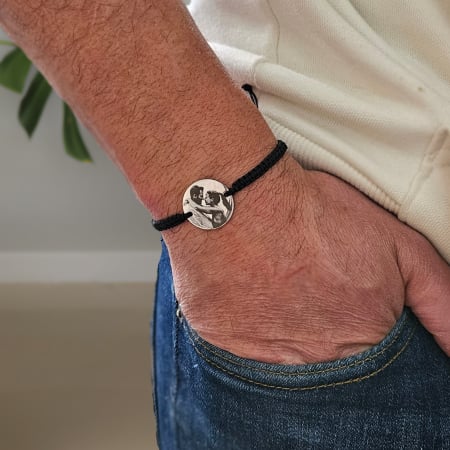 Bratara Martisor Magica - Brățară personalizată cu fotografie gravată pe bănuț din inox 304, șnur reglabil. Cadou elegant, premium și plin de semnificație.