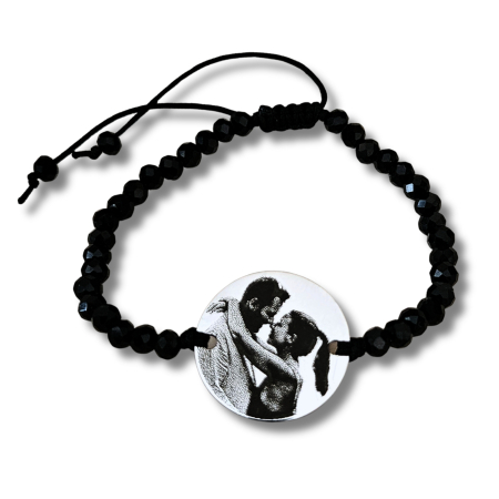 Brățară personalizată cu fotografie gravată laser pe bănuț din inox 304 waterproof, cu cristale negre și șnur reglabil. Cadou elegant, unisex, cu emoție. [1]
