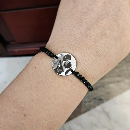 Brățară personalizată cu fotografie gravată laser pe bănuț din inox 304 waterproof, cu cristale negre și șnur reglabil. Cadou elegant, unisex, cu emoție. [4]