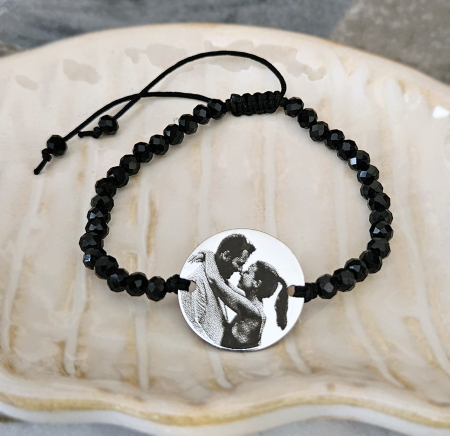 Brățară personalizată cu fotografie gravată laser pe bănuț din inox 304 waterproof, cu cristale negre și șnur reglabil. Cadou elegant, unisex, cu emoție. [8]