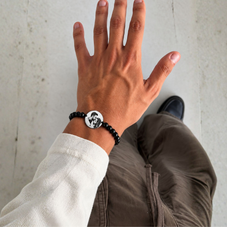 Brățară personalizată cu fotografie gravată pe bănuț din inox 304, onix negru natural 6 mm, șnur reglabil. Cadou elegant, premium și plin de semnificație. [1]