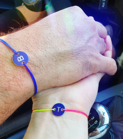 Bratara personalizata cu initiala gravata pe banut din aluminiu albastru, cu snur ajustabil [2]