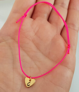 Bratara personalizata, cu initiala gravata pe inimioara placata cu aur, cu snur ajustabil [2]