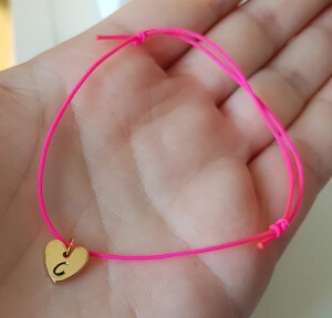 Bratara personalizata, cu initiala gravata pe inimioara placata cu aur, cu snur ajustabil [3]