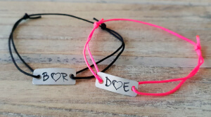 Bratara personalizata cu initiale, gravate pe dreptunghi din aluminiu, cu snur ajustabil [4]