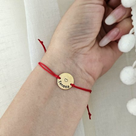 Brățări pentru EL - Bratara personalizata cu nume gravat pe banut placat cu aur, cu inchidere macrame ajustabila