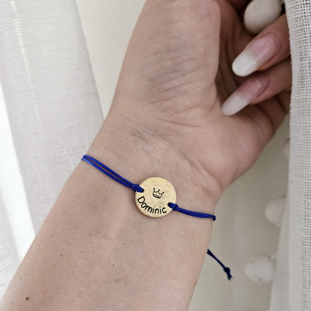 Bratara personalizata cu nume gravat pe banut placat cu aur, cu inchidere macrame ajustabila [1]
