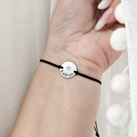 Bratara personalizata cu nume gravat pe banut placat cu platina, cu inchidere macrame ajustabila [3]
