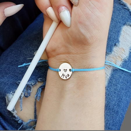 Bratari pentru copii - Bratara personalizata cu nume gravat pe banut placat cu platina, cu inchidere macrame ajustabila