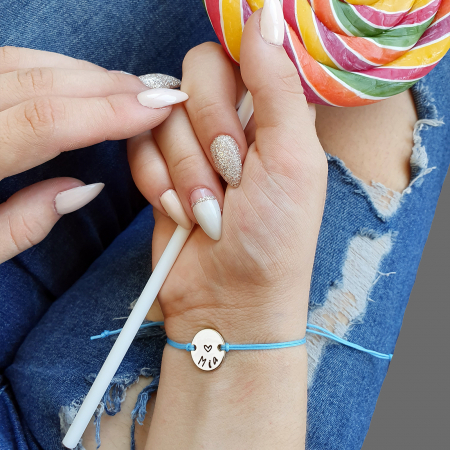 Bratara personalizata cu nume gravat pe banut placat cu platina, cu inchidere macrame ajustabila [4]
