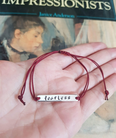 Bratara personalizata cu nume gravat pe placuta placata cu platina, cu snur ajustabil inchidere macrame [2]