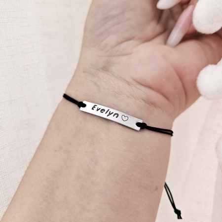 Bratari - Bratara personalizata cu nume gravat pe placuta placata cu platina, cu snur ajustabil inchidere macrame