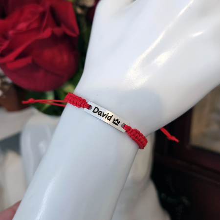 Brățară personalizată cu nume gravat pe inox argintiu waterproof, potrivită pentru bebeluși, copii și adulți. Alege mărimea și culoarea șnurului. [6]