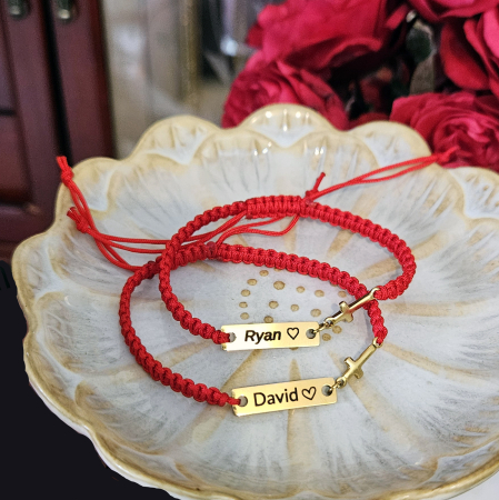 Bijuterii pentu EA - Brățară personalizată cu nume gravat și cruciuliță aurie pe șnur roșu