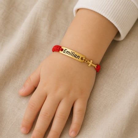 Colectii - Brățară personalizată cu nume gravat și cruciuliță aurie pe șnur roșu