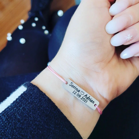 Bratara personalizata cu nume si data relatiei, gravata pe dreptunghi din aluminiu cu snur ajustabil [1]