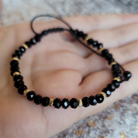 Bratara cu cristale negre si margele texturate placate cu aur de 18K [2]