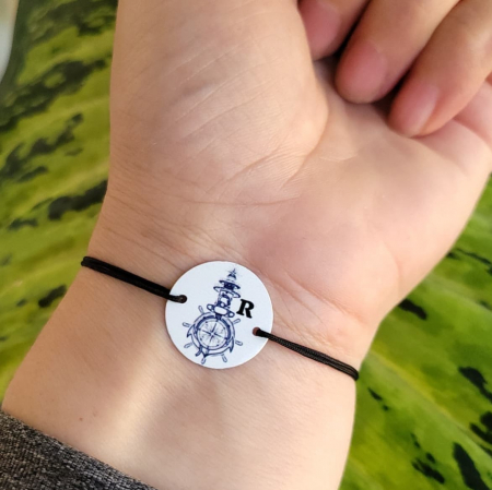 Mama - Bratara personalizata cu ancora si initiala imprimata pe banut din aluminiu cu snur ajustabil
