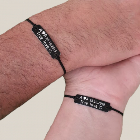 Bratari - Bratari pentru cuplu, True Love, initiale si data relatiei, gravate pe placuta din aluminiu negru, cu snur ajustabil