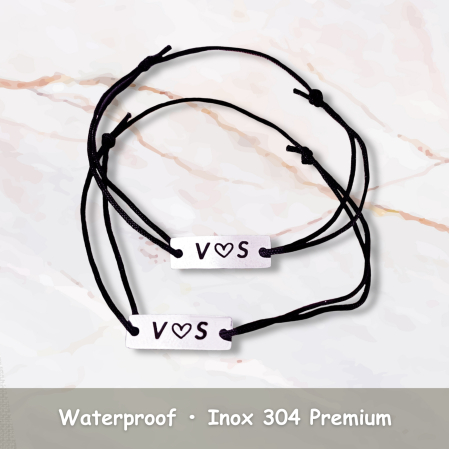 Set 2 brățări pentru cuplu, cu inițiale și inimioară, din inox 304 waterproof. Șnur ajustabil, ambalaj elegant, brățară bonus și mesaj de dragoste inclus. [1]