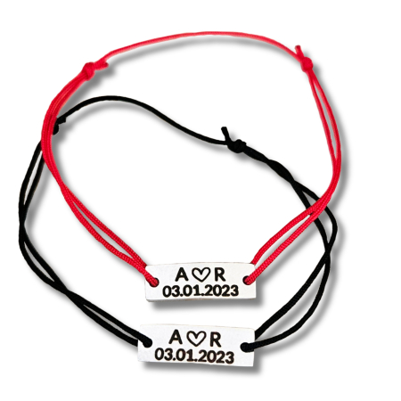 Set de 2 brățări pentru cuplu din inox waterproof, gravate cu inițiale, inimioară și dată. Șnur mătăsos ajustabil, ambalaj elegant și opțiune cadou. [1]