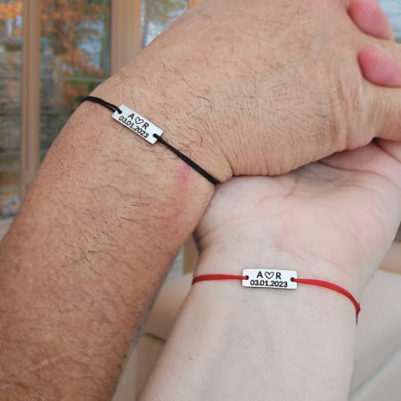 Bratari Cuplu - Set de 2 brățări pentru cuplu din inox waterproof, gravate cu inițiale, inimioară și dată. Șnur mătăsos ajustabil, ambalaj elegant și opțiune cadou.