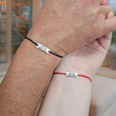 Set de 2 brățări pentru cuplu din inox waterproof, gravate cu inițiale, inimioară și dată. Șnur mătăsos ajustabil, ambalaj elegant și opțiune cadou. [2]